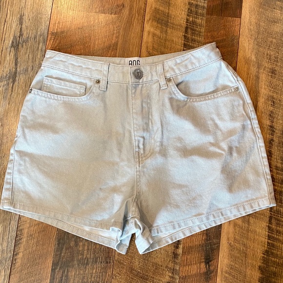 UO's BDG Girlfriend High-Waist Shimmer Denim Short - Picture 5 of 7